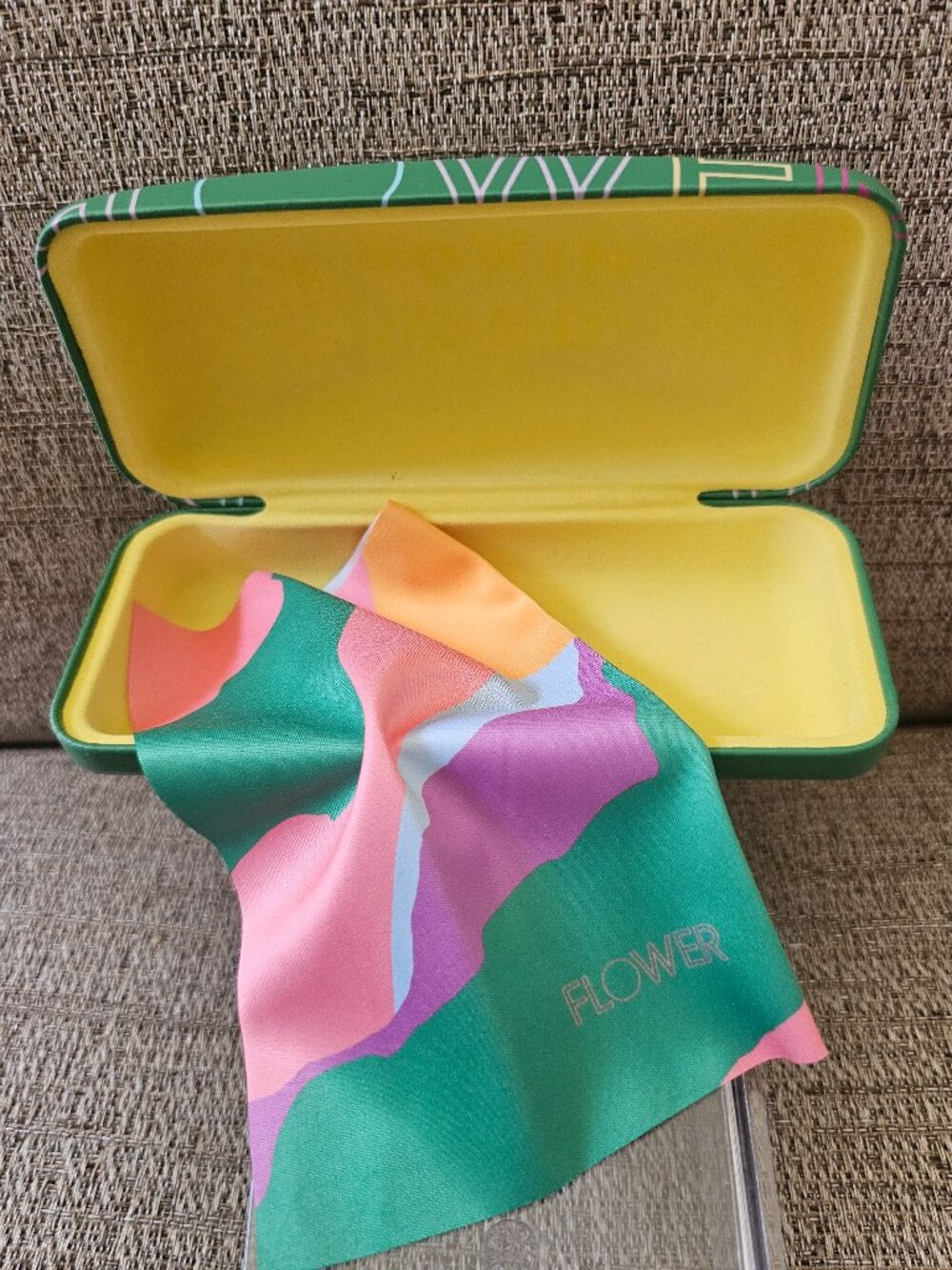 🌸 FLOWER Green Hard Shell Eyeglass Case with Matching Microfiber Cleaning Cloth